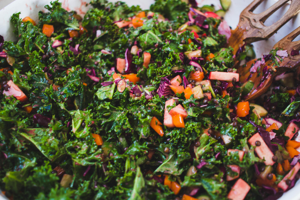Receta: Hearty Kale Salad with a Spicy Cherry Dressing